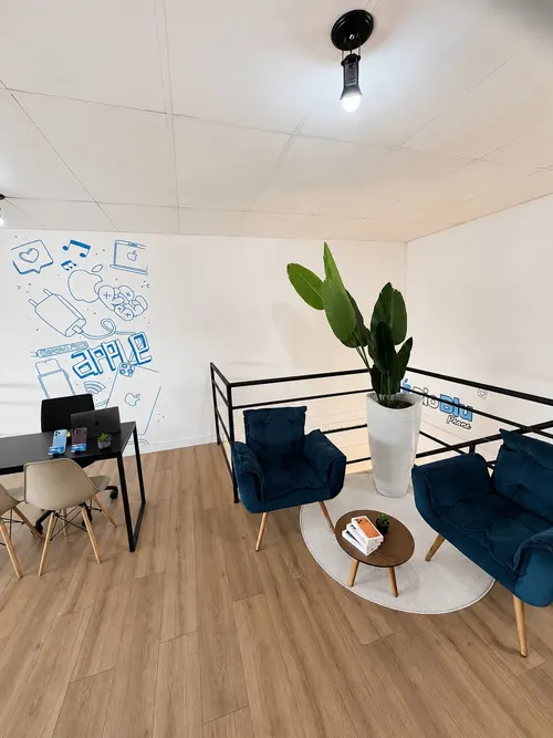 Ambiente de espera da loja RioBlu Phone em Hortolândia